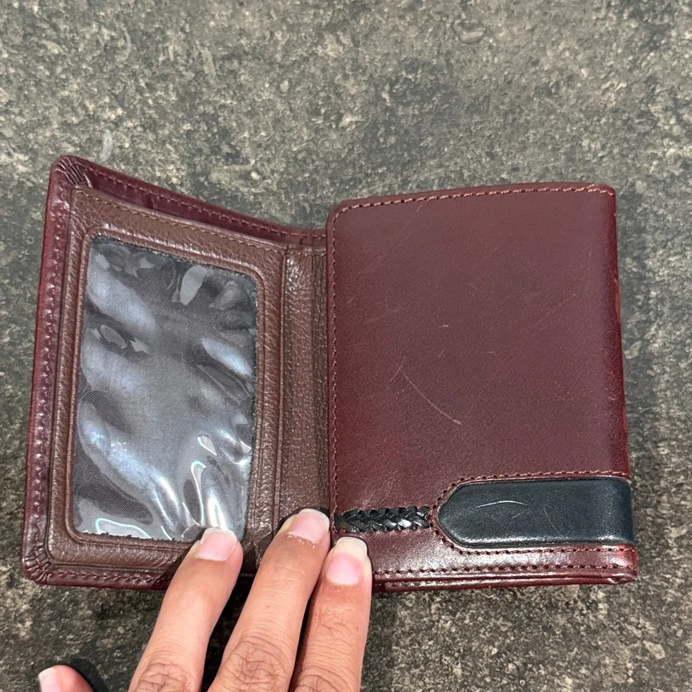 Brighton Men's Distressed Brown Leather Triflold Wallet w/ Silver Metal Golfer